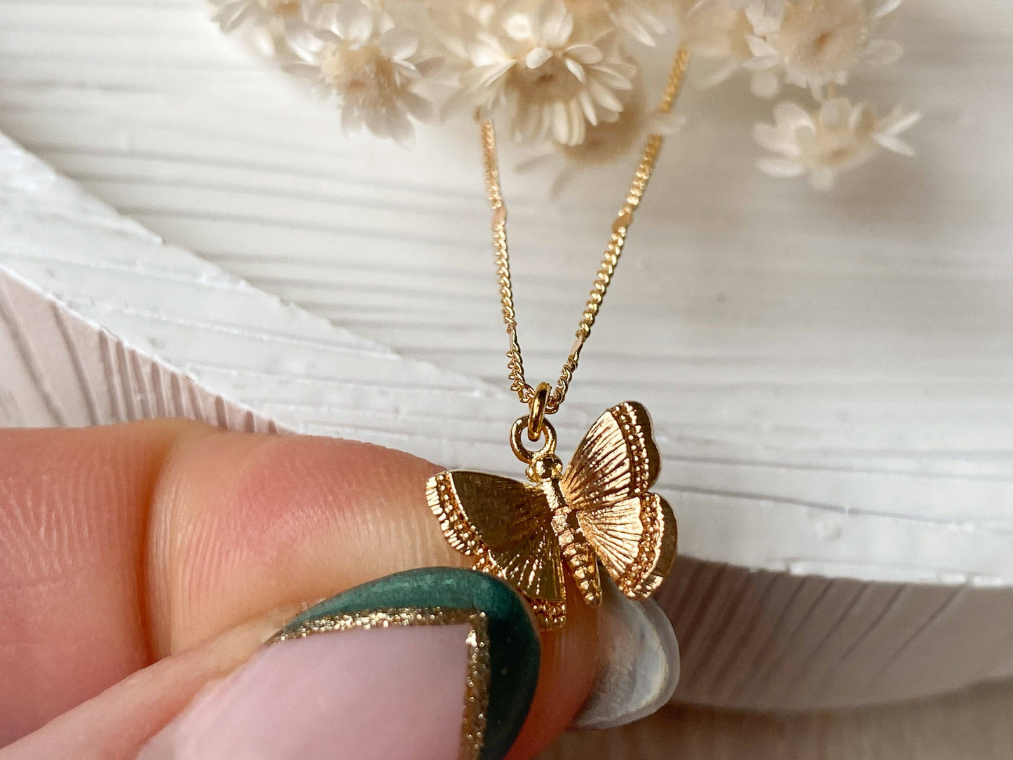 Flutter Necklace: Gold