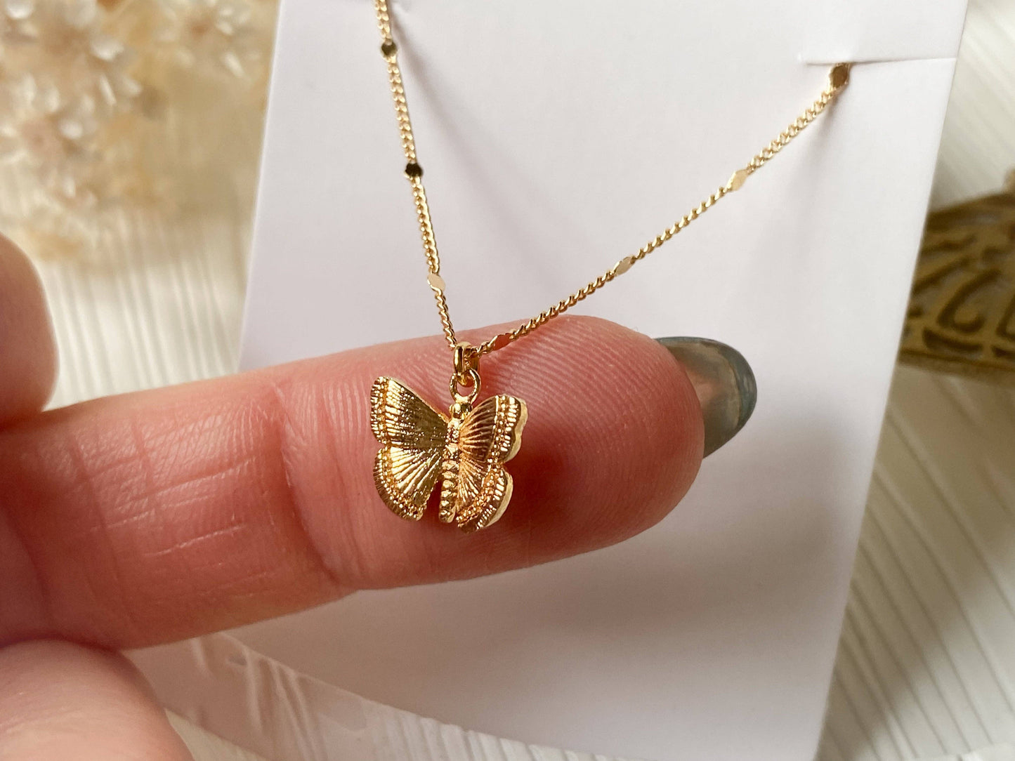Flutter Necklace: Gold