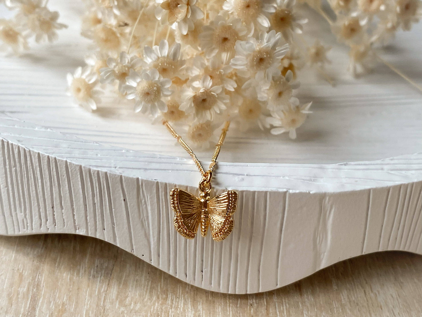Flutter Necklace: Gold